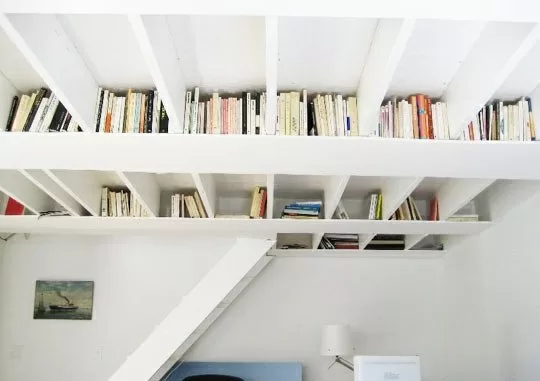 Tận dụng không gian làm kệ lưu trữ tuyệt vời cho nhà chật