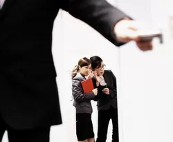 Hãy quen với việc sống chung với đồng nghiệp thích "ngồi lê đôi mách" nơi công sở